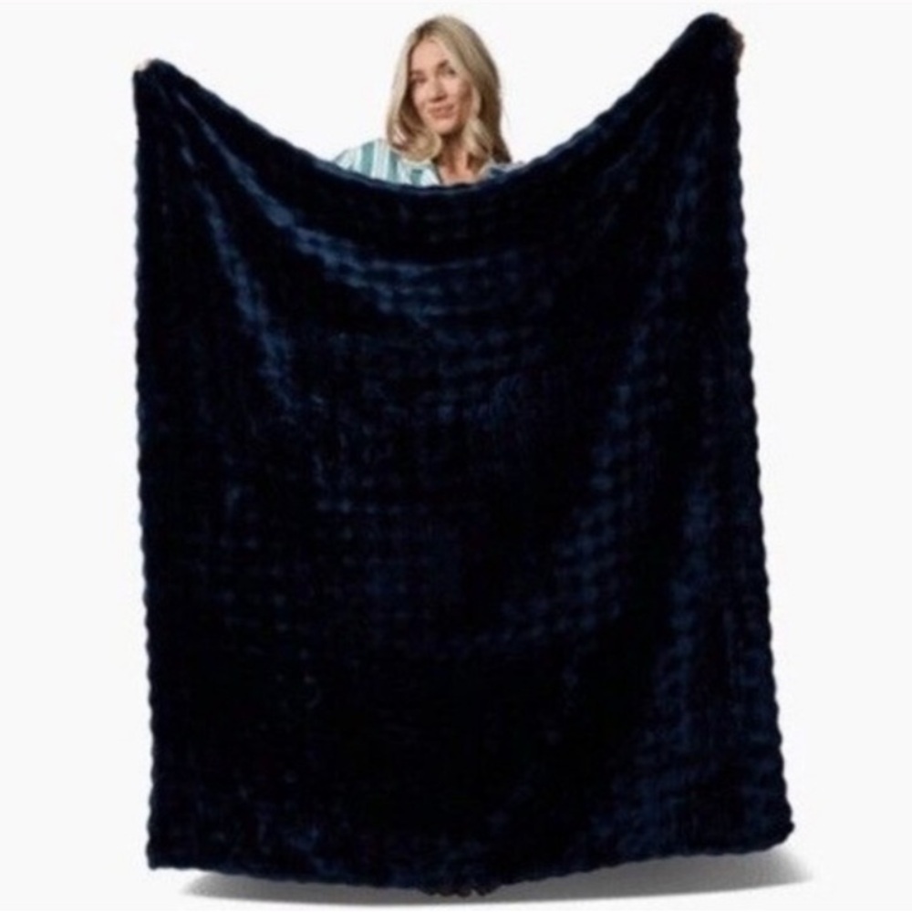 HYTHE Navy Bubble Blanket
